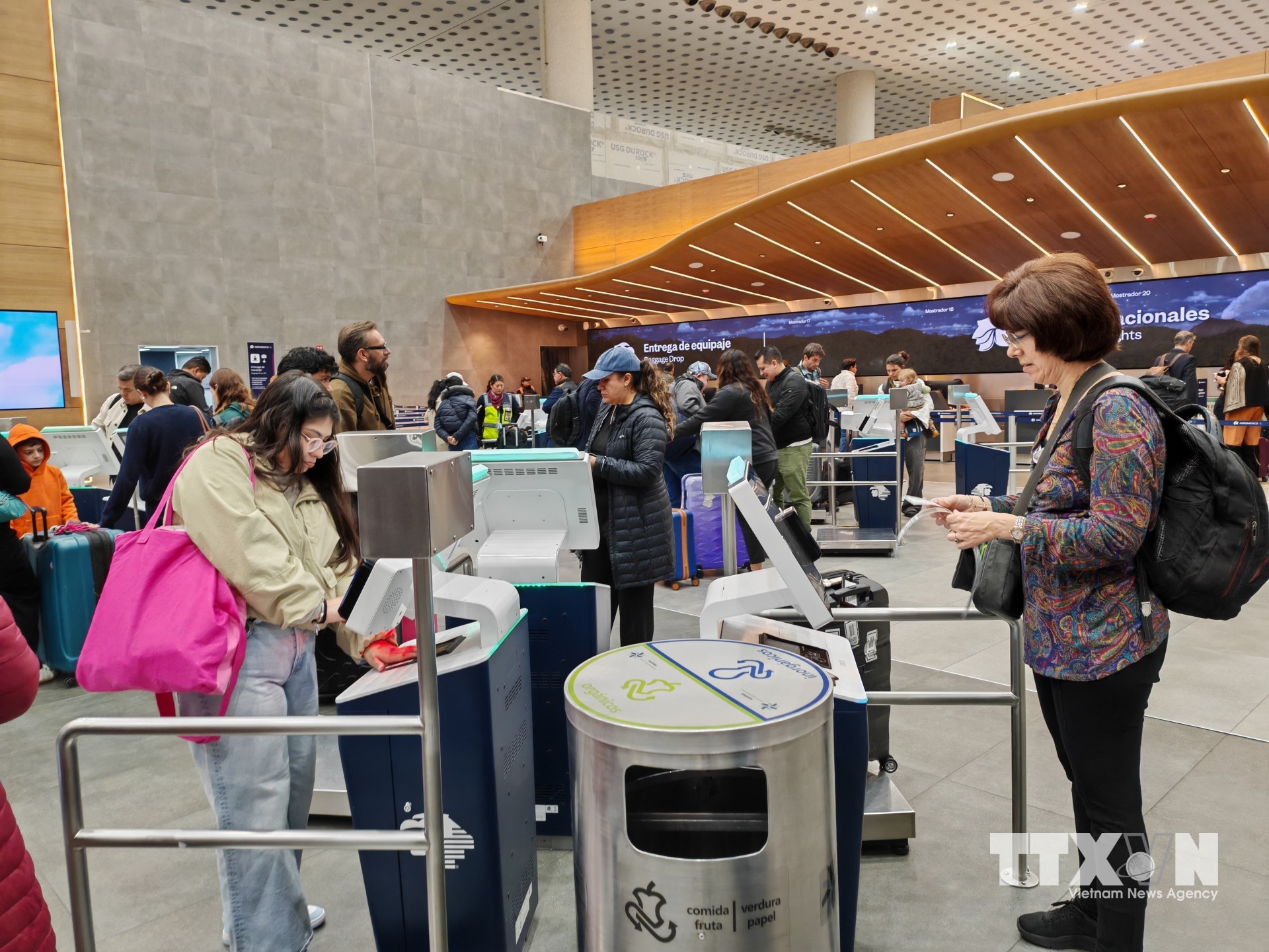 Hành khách làm thủ tục check-in tự động tại quầy ở Sân bay quốc tế Benito Juárez, Mexico City, Mexico. (Ảnh: Phương Lan/TTXVN)